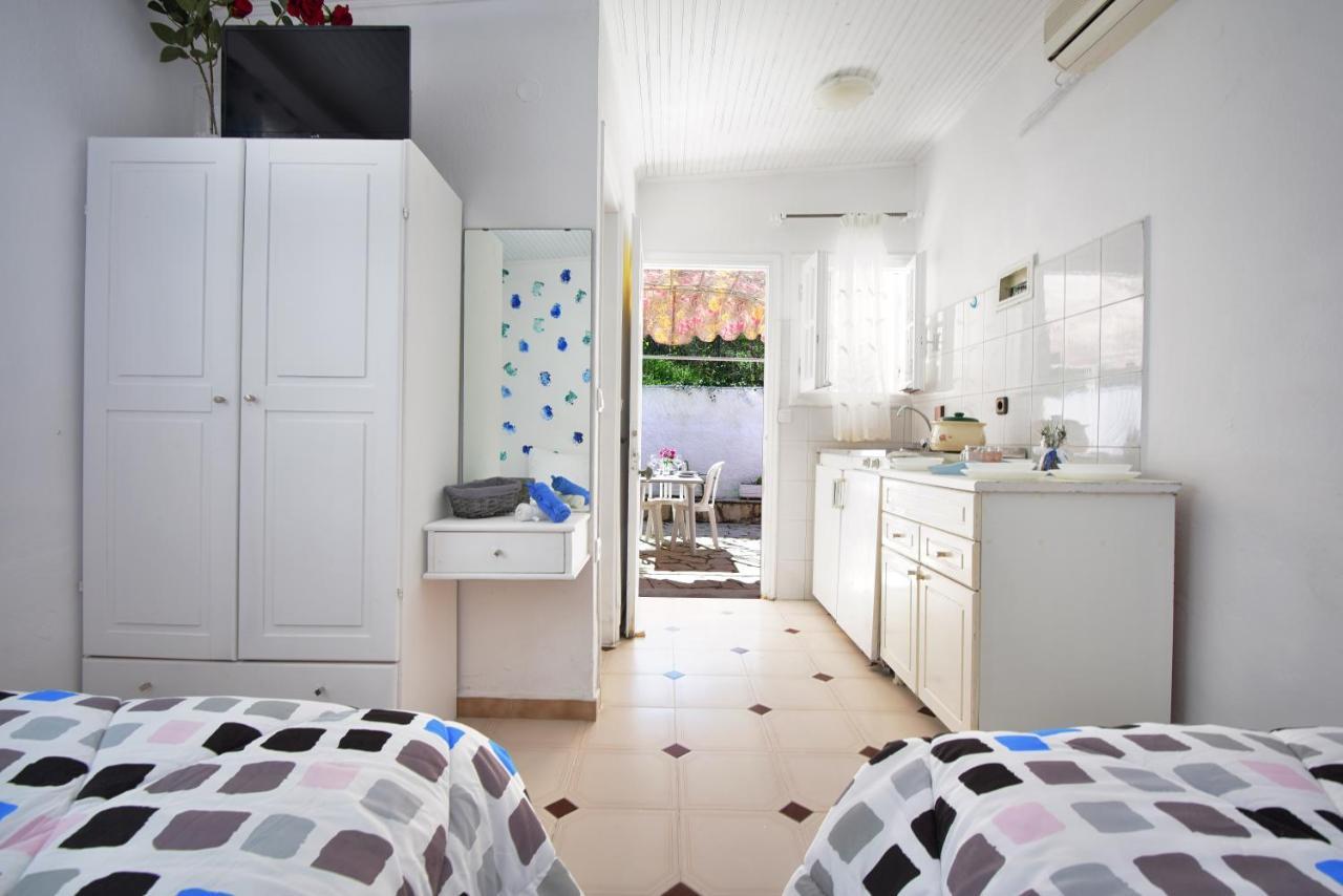 Dafnila Merlyn Rooms Into The Nature, 100M From The Beach מראה חיצוני תמונה